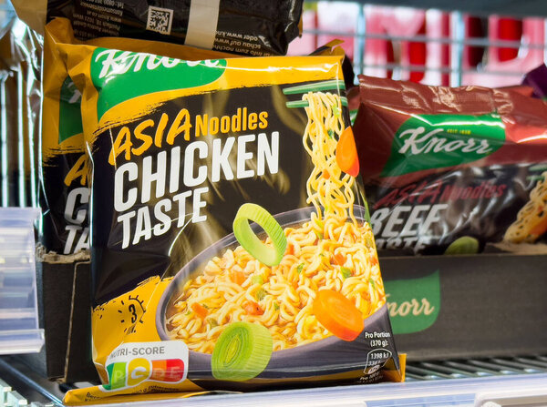 Упакованная лапша с куриным вкусом на полке магазина.