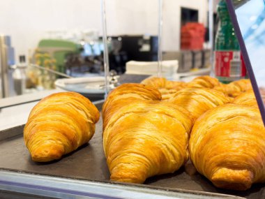 Altın kruvasanlar bir pastanede sergileniyor..