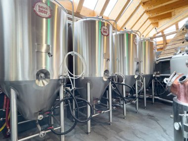 Endüstriyel ortamında büyük paslanmaz çelik fermantasyon tankları olan modern bira fabrikası.