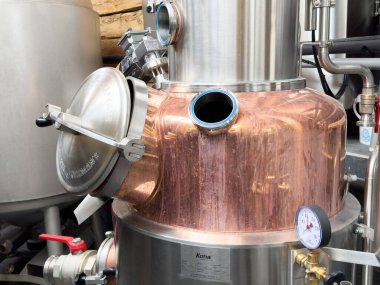 Bakır damıtma tankı ve basınç göstergesi olan endüstriyel bira fabrikası ekipmanları..