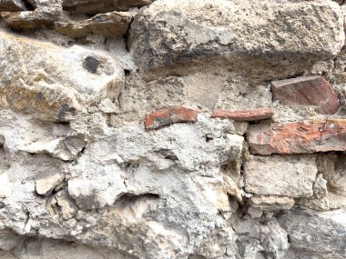 Kırmızı tuğlalı ve yıpranmış kaya desenli antik taş ustası..