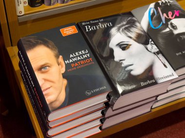 Barb, cher ve politik figürlerin biyografileriyle kitapçı sergisi.