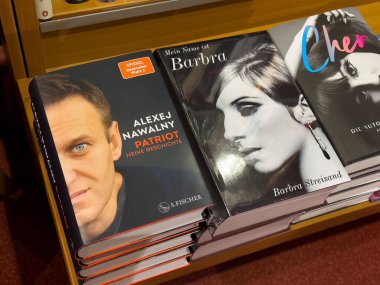 Alexey Navalny, Barbara Streisand ve Cher 'in bir kitapçıda sergilediği biyografiler yığını..