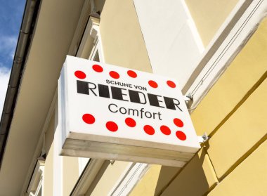 Schuhe von Rieder market tabelasında dış binanın üzerinde kırmızı noktalar var..
