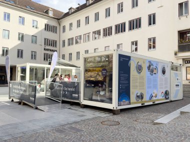 Şehir ortamında yenilikçi kavramları gösteren mobil sergi konteynırı.