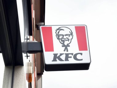Kentsel ortamında ikonik logolu KFC restoran harici işareti.
