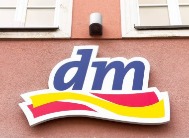 Pencereli dış bina için Dm mağaza önü işareti.