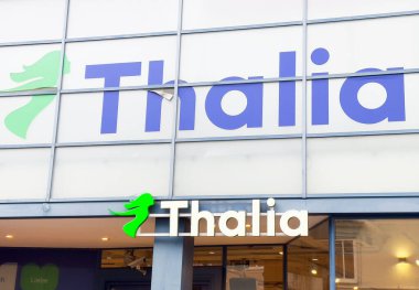 Modern tabelaları ve cam panelleri olan Thalia kitapçısı cephesi.