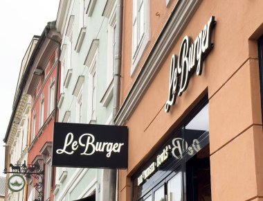 Leburger restoranının dış cephesi şehir ortamında renkli bina cepheleriyle.