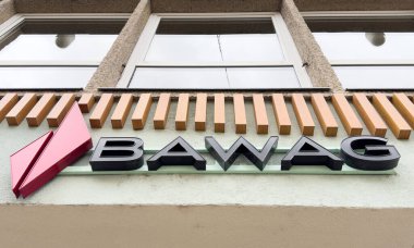 Modern binanın dış cephesinde mimari detaylarla dolu çanta bankası tabelası..