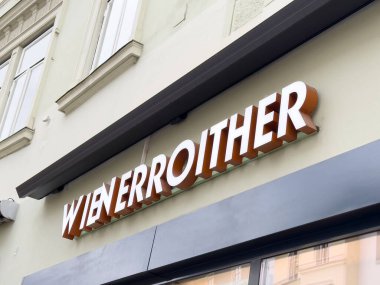 Sosis fırını tabelasında binanın ön cephesinde zarif harfler var..