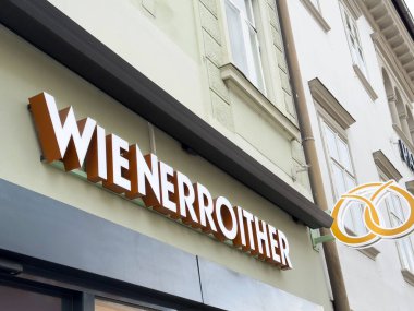 Tarihi Avrupa binası cephesinde Wienerroither pastanesi tabelası.