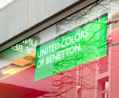 Benetton mağazasının birleşik renkleri yansıtıcı cam ve kentsel mimari tabelaları.