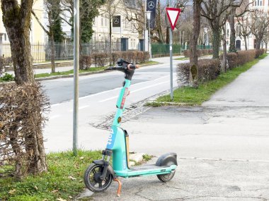 Boş şehir sokağına park edilmiş elektrikli scooter..