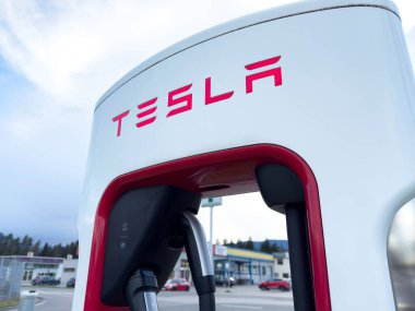 Tesla süperşarj istasyonu elektrikli araç şarj prizine yakın çekim.