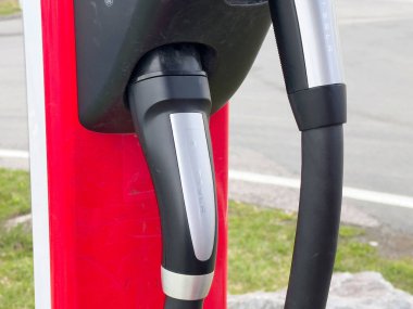 Kamu şarj istasyonunda Tesla elektrikli araba şarj aleti.