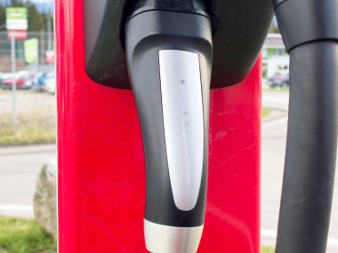 Tesla elektrikli araba şarj cihazının halka açık şarj istasyonunda yakın çekimi.