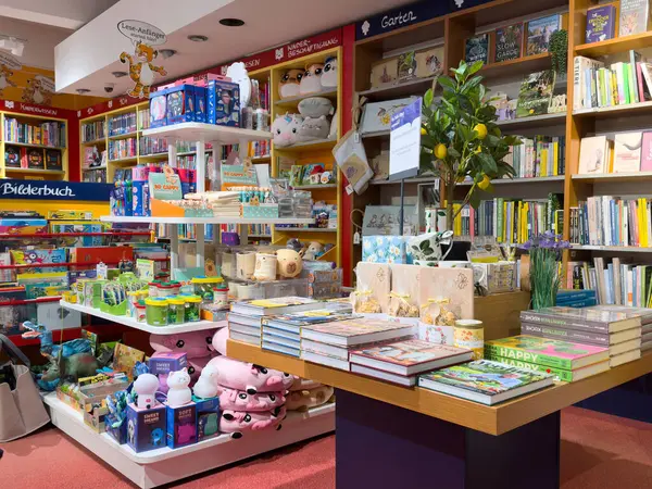 Oyuncak ve limon ağacıyla renkli çocuk kitapçısı sergisi.