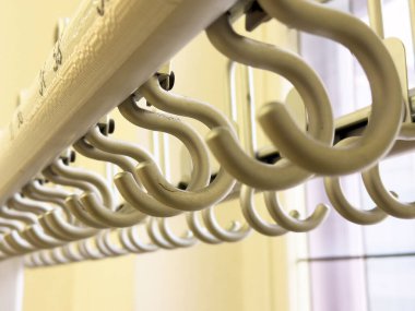 Giysi rafındaki metal kancalara yakın çekim.