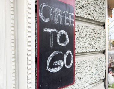 Köy kahvesi, dokulu bina duvarına imza atmak için..