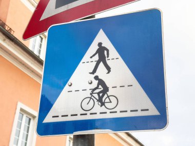 Kentsel ayarlarda bisiklet ve yaya trafik uyarısı işareti.