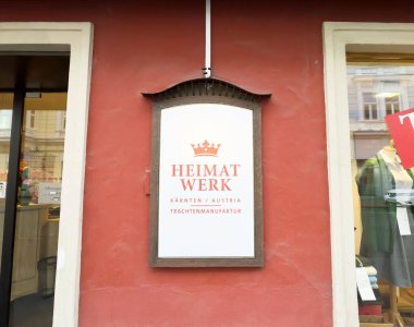 Avusturya 'da kırmızı duvarlı Heimatwerk mağaza önü tabelası.
