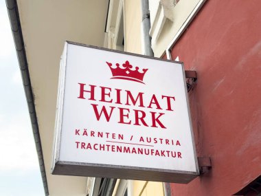 Avusturalya 'daki Heimatwerk mağazası tabelasında geleneksel Avusturyalı el sanatları yer alıyor.