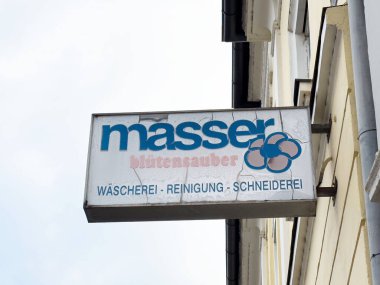 Masör işareti: dış yapı üzerine çamaşır ve terzilik reklamları.
