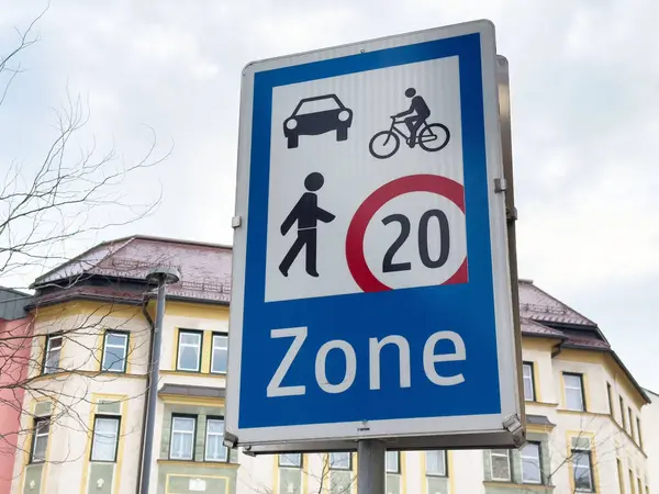 Hız sınırı yaya ve bisiklet sembollü ikamet bölgesi trafik işareti.