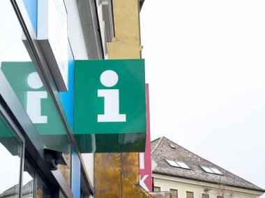 Açık gökyüzüne sahip kentsel yapı hakkında bilgi işareti.