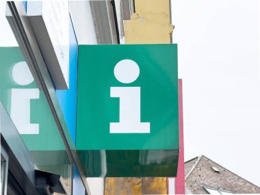 Dıştaki kalın beyaz 'i' sembolü ile ilgili yeşil bilgi işareti.