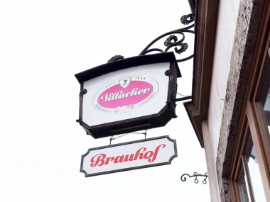 Klasik bir Avrupa binasının önünde asılı duran tarihi bira tabelası..