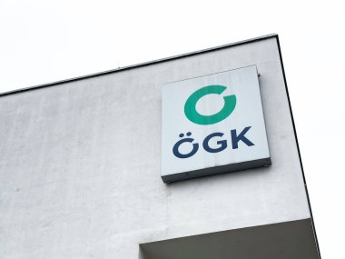 Ogk sağlık binasının dış tarafında şehir merkezinde logo işareti var..