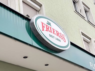 Yeşil binanın dış tarafında pencere ayrıntılarıyla Friess işareti.