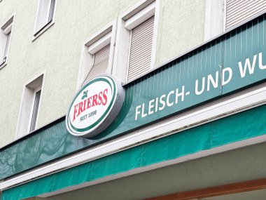 Frierss kasap dükkânı. Almanya 'da ön cephe inşaatı tabelası..