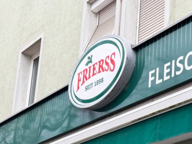 Binanın dış tarafında yeşil tente sergilenen marka logosuyla Frierss tabelası var..