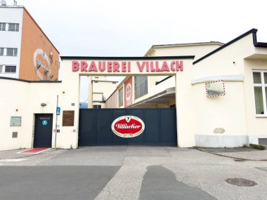 Brauerei köyü bira fabrikasına giriş. Logosu ve tabelaları şehir merkezinde..