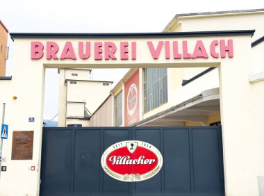 Avusturya 'da tarihi işaret ve logoyla Brauerei köyü bira fabrikasına giriş..