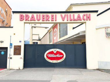 Brauerei köyü bira fabrikası girişi. Kapısı kemerli ve işaret tabelalı..