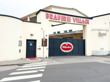 Brauerei köyü bira fabrikasına giriş kapısı ve imzası endüstriyel ortamda..