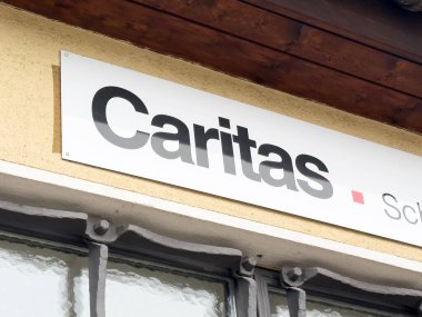 Caritas, dış binanın kırsal detaylarını imzaladı.
