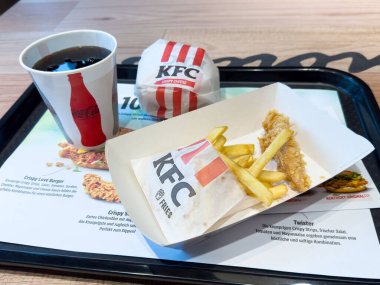 Tavuk burger ve kolayla KFC yemeği..