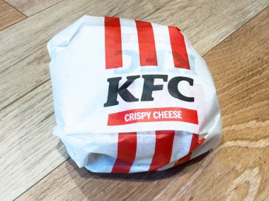 Tahta masaya sarılmış KFC çıtır peynirli burger..