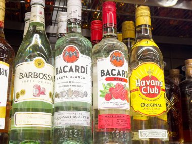 Barbossa, bacardi ve havana içeren çeşitli rom şişeleri..