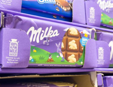 Mor ambalajlı tavşan şekilli Milka çikolata sergisi.
