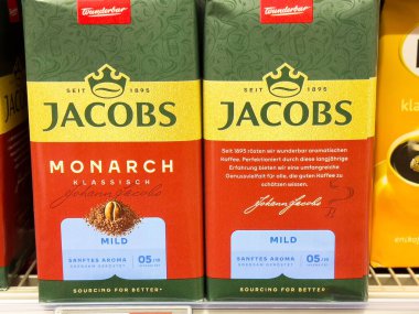 Jacobs kral kelebeği ve raflarda sergilenen hafif kahve paketleri.
