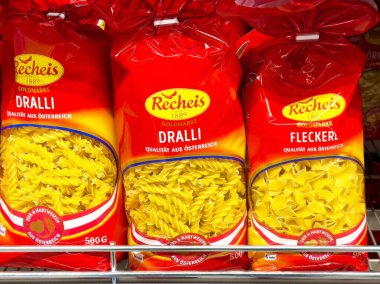 Avusturya reheis dralli ve fleckerl makarna paketleri raflarda.