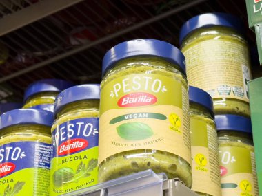 İtalyan markası içeren vejetaryen fesleğen pesto kavanozları..