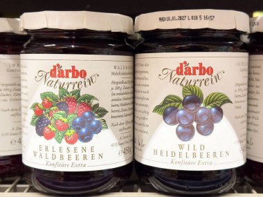 Karışık böğürtlen ve yaban mersini etiketli Darbo meyve reçel kavanozları.