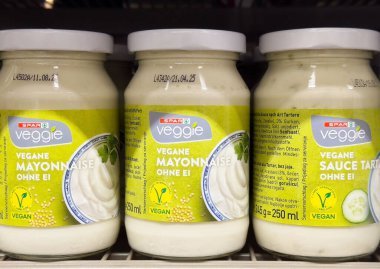 Vejetaryen yumurtasız mayonez ve soslu tartar kavanozu..